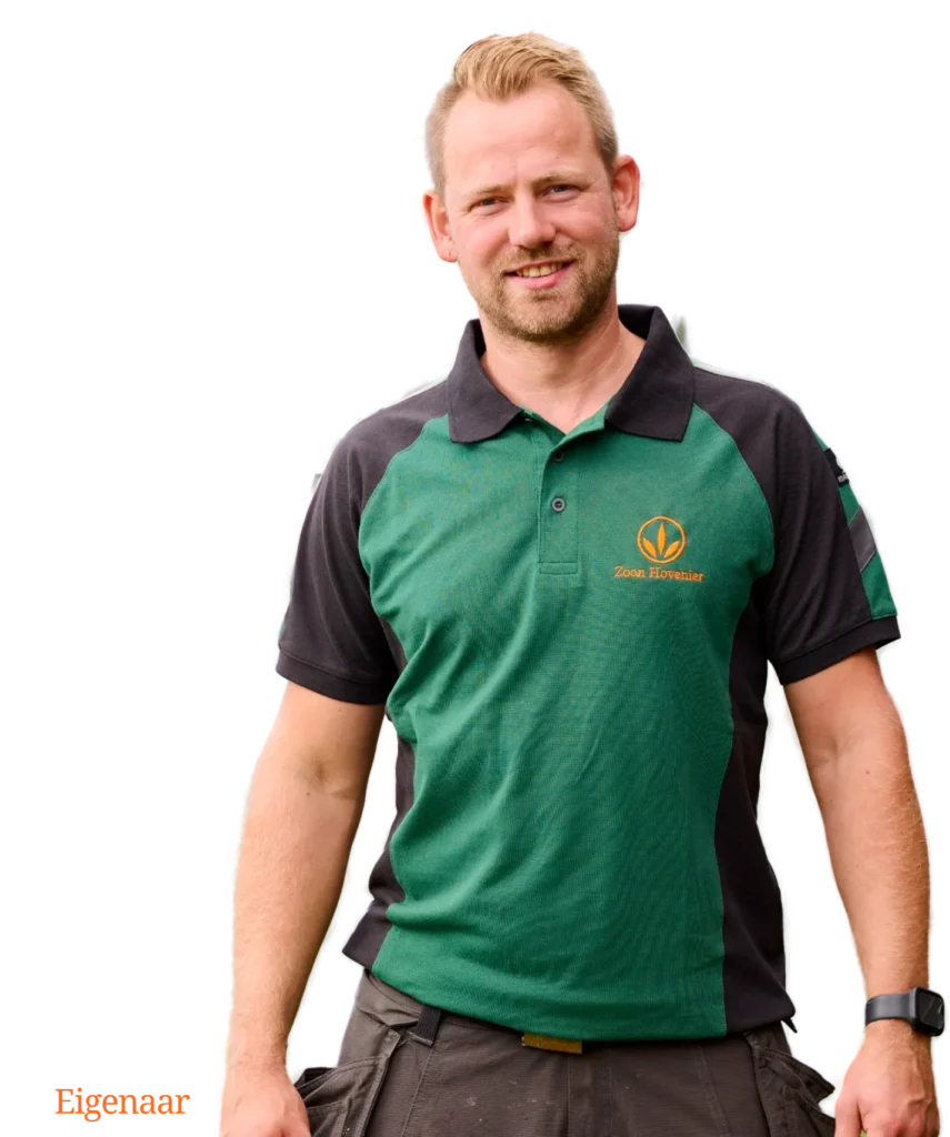 Daryl Zoon in groen-zwarte bedrijfspolo met het logo van Zoon Hovenier, uitgesneden tegen een witte achtergrond met het woord Eigenaar ernaast